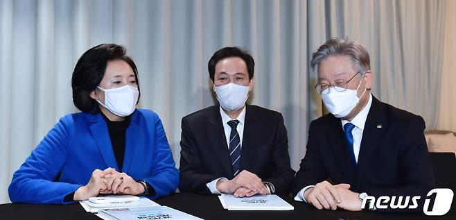 이재명 경기지사(오른쪽)가 26일 서울 여의도 글래드호텔에서 열린 '경기도 기본주택 토론회'에서 서울시장 보궐선거에 출마하는 우상호 더불어민주당 의원, 박영선 전 중소벤처기업부 장관과 대화를 나누고 있다. 2021.1.26/뉴스1 © News1 박세연 기자