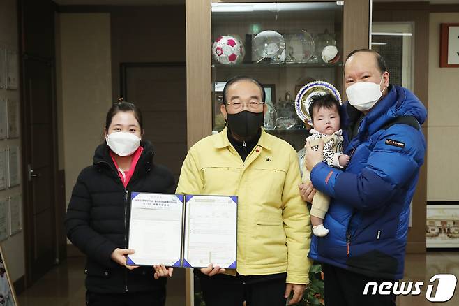 26일 정상혁 보은군수가 셋째아 이상 출산모에게 연금보험증서를 전달하고 있다.(보은군 제공)© 뉴스1