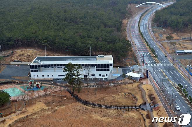 경북 포항시가 26일 지진 등 자연재난상황에 대비하기 위해 북구 흥해읍 초곡에 이어 두번째 다목적재난구호소를 장량동에 준공했다. 다목적재난구호소는 평소에는 실내체육관으로 사용되며 재난상황발생시 이재민들을 수용한다. 부지 2만3913㎡에 연면적 1742㎡에 2층규모로 실내구호소, 급식실, 물품창고 등을 갖추고 있다. 2021.1.26/뉴스1 © News1 최창호 기자
