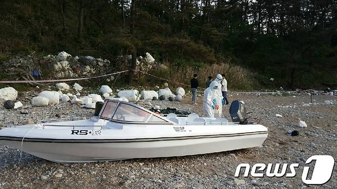 충남 서해안을 통해 자국인의 무더기 밀입국을 도운 중국인이 항소심에서도 실형을 선고받았다. 태안해양경찰이 지난해 5월 23일 태안군 소원면 일리포 해변에서 밀입국에 사용된 소형보트와 일대를 수색하고 있다. (태안해경 제공) 2020.5.24/뉴스1