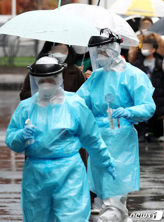 대전시는 IM선교회가 운영하는 것으로 알려진 서구 갈마동에 위치한 교회 내 오예스쿨 CAS기독 방과후학교 관련 125명에 대해 주소지 보건소에서 코로나19 검사를 받으라고 통보했다. 26일 오전 대전 서구보건소에 마련된 선별진료소에서 의료진이 분주한 모습을 보이고 있다. 2021.1.26/뉴스1 © News1 김기태 기자