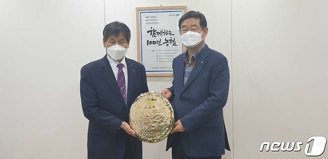 강원농협, 홍천 내면농협‧인제농협에 2020년 연합사업 우수사무소 표창패 전달(농협 강원지역본부 제공) © 뉴스1