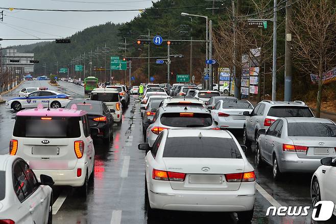 26일 경북 포항시 북구 양덕동 한마음체육관 신종코로나바이러스 감염증(코로나19)승차검사소에서 검사를 받기 위해 나온 시민들이 탄 승용차들이 긴 줄을 이루고 있다. 포항시는 26일 0시를 기해 남구 구룡포와 오천읍 제외한 읍,면,동에 세대 중에서 1명 이상이 반드시 코로나19 검사를 받을 것을 행정명령했다. 2021.1.26/뉴스1 © News1 최창호 기자
