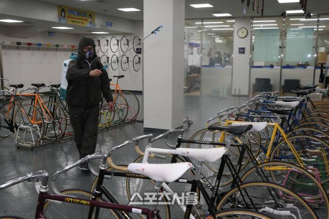 경륜 관계자가 지난 22일 모의경주에 출전하는 경륜선수들의 자전거를 방역하고 있다.&nbsp; 제공 | 국민체육진흥공단