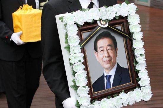 고(故) 박원순 서울시장의 영정과 유골함이 지난해 7월13일 오후 서울 서초구 서울추모공원에서 화장을 마친 뒤 박 시장의 고향인 경남 창녕으로 이동하기 위해 운구차로 향하고 있다. / 사진=연합뉴스