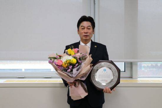 이철 전남도의원은 26일 수산업협동조합 중앙회장 감사패를 받았다. 사진=전남도의회 제공