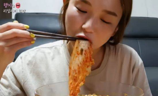 유튜버 햄지가 '먹방' 방송으로 김치를 시식하고 있다. / 사진=유튜버 햄지 채널 캡처