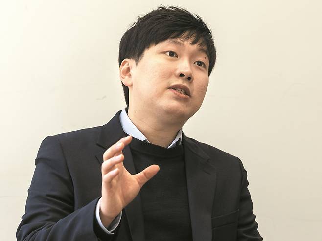 신재민 전 기획재정부 사무관이 조선일보 본사에서 인터뷰하고 있다. 신 전 사무관은 "현 정권에서 공무원은 정치인의 꿈을 이뤄주기 위한 조직이 됐고, 정권의 목적에 동원되다 구속까지 된다”고 말했다.