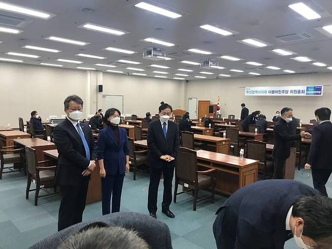 김영춘·박인영·변성완 더불어민주당 예비후보(사진 오른쪽부터)들이 26일 부산시의회 민주당의원 총회에 참석하고 있다./박인영 예비후보 캠프