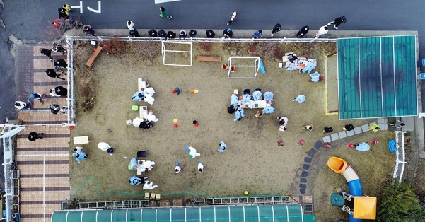 광주에서 북구의 한 교회 관련 확진자가 15명의 쏟아져 나와 24일 오전 확진자가 다녀간 광주 북구의 한 유치원에 차려진 임시 선별진료소에서 어린이들이 코로나19 진단 검사를 받고 있다. /연합뉴스