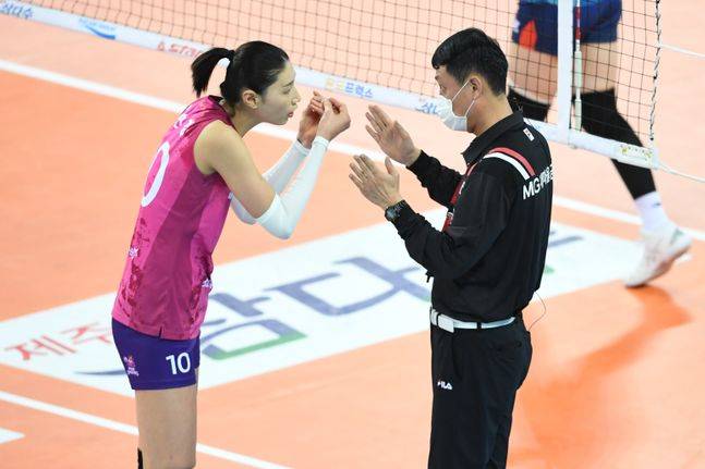 김연경이 경기 도중 판정에 항의하고 있다. ⓒ KOVO