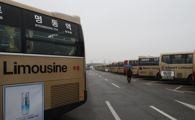 26일 한국은행이 발표한 2020년 연간 실질 국내총생산(GDP) 성장률이 -1%로 1998년 이후 22년만에 처음으로 역성장 한 것으로 나타났다. 코로나19 영향으로 운행을 멈춘 공항버스 100 여대가 서울 강서구 공영차고지에 세워져있다. 사진=김재명 기자 base@donga.com