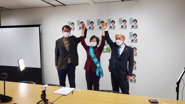 27일 치러지는 제51대 대한변호사협회장 결선 투표를 앞두고 앞선 25일 대한변협 회장 투표에서 각각 3,5위를 기록한 황용환 변호사(왼쪽)와 이종린 변호사(오른쪽)가 결선 투표에 올라가는 조현욱 변호사를 공개 지지하기로 하고 26일 밤 서로 손을 맞잡고 있다.