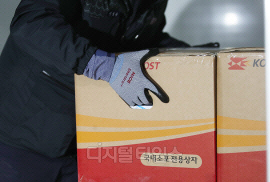 11월 23일 오전 서울 중구 서울중앙우체국 발착장에서 한 집배원이 구멍손잡이 소포상자를 택배차량에 싣고 있다. 이슬기기자 9904sul@