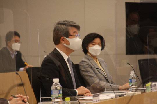 26일 서울 서초구 삼성전자 사옥에서 열린 간담회에 참석한 김지형 삼성 준법감시위원회 위원장과 심인숙 위원. <삼성 준법감시위 제공>