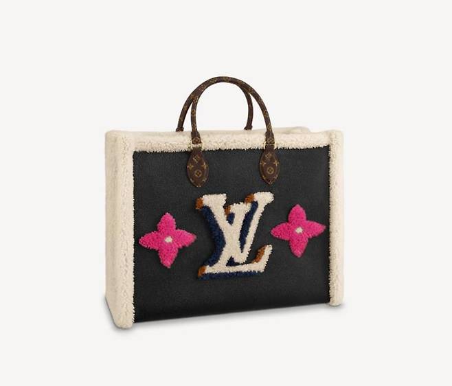 모던한 블랙 레더 위에 시어링 장식을 더한 온더고 GM은 6백58만원, Louis Vuitton.