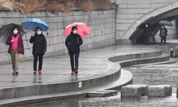 포근한 날씨속에 전국 곳곳에 비가 내린 26일 우산을 쓴 시민들이 서울 청계천을 걷고 있다. 기상청은 모레부터 차츰 기온이 떨어져 금요일에는 서울 최저 기온이 영하 12도까지 떨어지겠다고 예보했다. 사진=김범석 기자