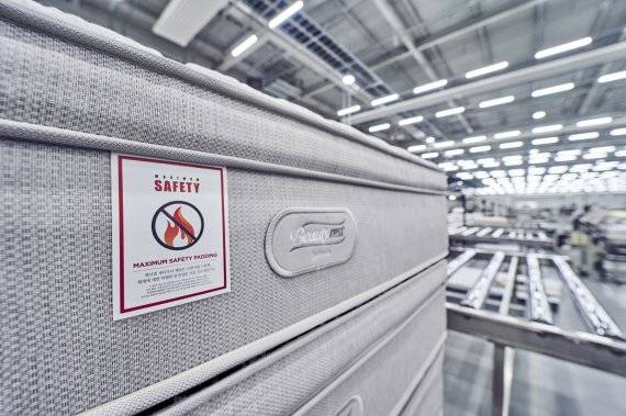 시몬스 침대가 출시한 난연 매트리스 제품 시몬스 제공