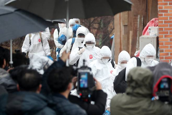 26일 코로나19 확진 판정을 받은 대전 아이이엠(IEM) 국제학교 수련생들이 강원 홍천군의 한 교회에서 생활치료센터로 가는 버스로 향하고 있다. 홍천/연합뉴스