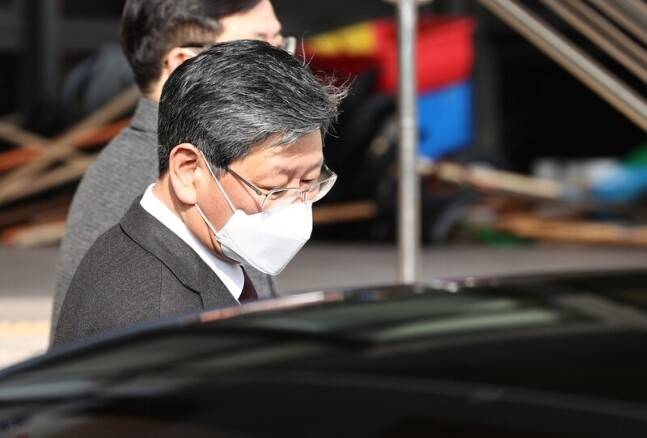 ‘택시기사 폭행' 논란에 휩싸인 이용구 법무부 차관이 25일 점심시간에 정부과천청사 법무부에서 나와 차에 오르고 있다. 연합뉴스