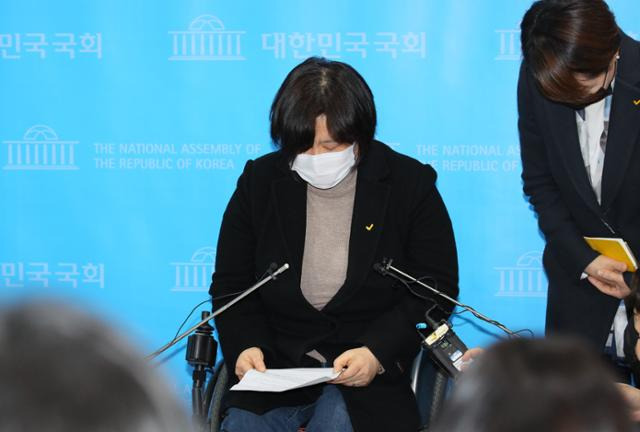 정의당 배복부 부대표(왼쪽)와 정호진 수석대변인이 25일 국회 소통관에서 김종철 대표의 성추행에 대해 설명하며 고개 숙여 사과하고 있다. 오대근 기자