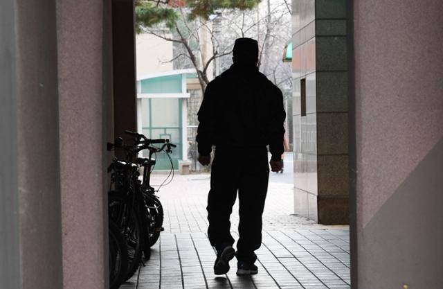 한 아파트 경비원의 뒷모습. 배우한 기자