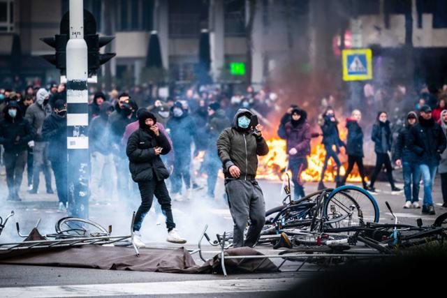 24일 네덜란드 에인트호번 거리를 점령한 반봉쇄 시위대가 도로에 불을 지르는 등 경찰에 맞서 격렬한 저항을 하고 있다. 에인트호번=EPA 연합뉴스