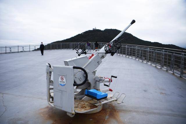 기념관인 문산호 갑판으로 나가면 치열한 전투를 벌인 주변 산과 장사해수욕장이 한눈에 내려다 보인다.