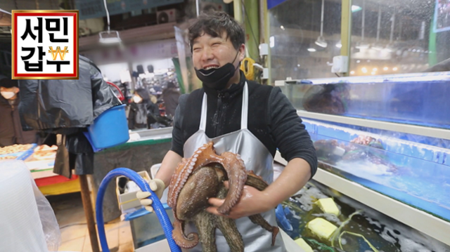 '서민갑부' 전통시장 횟집 사장의 영업 노하우가 공개된다.채널A 제공