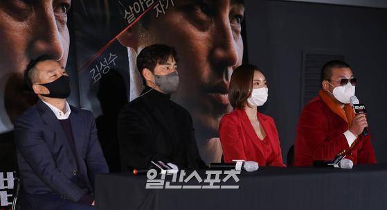 이수성 감독, 배우 김성수, 서영, 조경훈이 26일 오후 서울 광진구 자양동 롯데시네마 건대입구점에서 열린 영화 '게임의 법칙: 인간사냥' 언론시사회에 참석해 소감을 말하고 있다. 영화 ‘게임의 법칙: 인간사냥’은 안전하다고 생각했던 곳에서 예상치 못하게 연쇄 살인의 타깃이 되어버린 생존자와 살인마의 광기 어린 대결을 그린다. 오는 1월 28일 개봉. 박세완 기자 park.sewan@jtbc.co.kr / 2021.01.26/