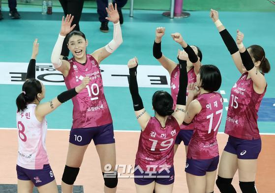 2020~2021 프로배구 V리그 여자부 흥국생명과 GS칼텍스의 경기가 26일 오후 인천 계양체육관에서 열렸다. 흥국생명 선수들이 4세트 매치포인트에서 비디오판독 끝에 승리하자 기뻐하고 있다. 인천=김민규 기자 kim.mingyu@joongang.co.kr /2021.01.26/