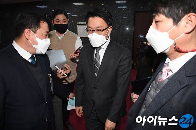 김진욱 초대 고위공직자범죄수사처장이 26일 오후 서울 여의도 국회에서 김종인 국민의힘 비상대책위원장실을 예방한 뒤 취재진의 질문을 받으며 승강기에 오르고 있다.