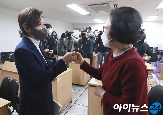 서울시장 보궐선거에 출마한 나경원 국민의힘 전 의원이 26일 오후 서울 서대문구 여성인력개발센터에서 열린 여성일자리 현장 간담회를 마치고 수강생과 인사를 하고 있다. [국회사진취재단]