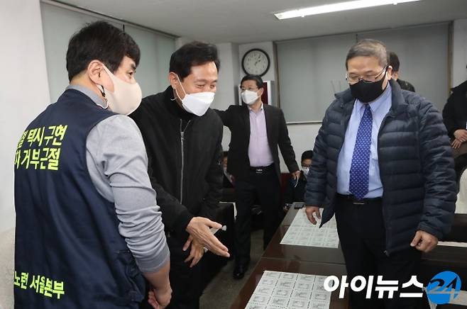 서울시장 후보로 나선 국민의힘 오세훈 전 서울시장(왼쪽둘째)이 26일 오후 서울시 독산동 택시회사를 방문해 업계의 목소리를 듣고 의견을 나눴다. 오른쪽은 경복운수 정승윤 대표. [국회사진취재단]