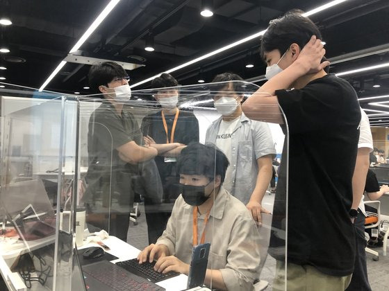 삼성청년SW아카데미 3기 수료생들이 지난해 여름, 서울 멀티캠퍼스에서 협업 팀 프로젝트를 수행하고 있다. [사진 SSAFY]