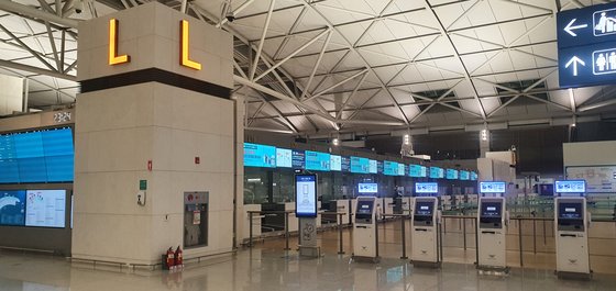 지난 23일 밤 11시께 인천공항 출국장 내 L구역은 한산했다. 김학의 전 차관은 2019년 3월 22일 오후 10시 25분 태국행 왕복티켓을 구매하고 발권한 뒤 T1 4번 출국장을 통해 출국심사를 마쳤다.   조강수 기자