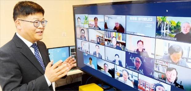 한국경제신문 부설 AI경제연구소 자문위원회가 25일 발족했다. 안현실 소장(맨 왼쪽)이 이날 온라인 행사로 연 첫 회의에서 자문위원들에게 향후 운영 방침과 의제 등을 설명하고 있다.  강은구  기자  egkang@hankyung.com