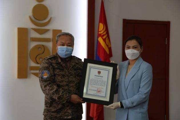 몽골 방재청장 아리운부얀 장군(왼쪽)이 온품에 마스크 기부에 대한 감사패를 전달하고 있다. /온품 제공