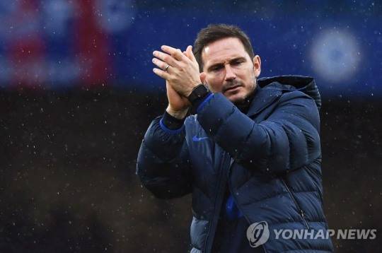 박수 못 받고 떠나는 램퍼드 
[EPA=연합뉴스 자료사진]