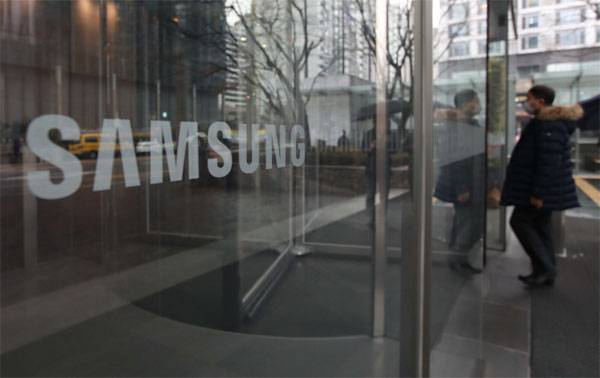 삼성 준법감시위원회가 26일 서울 서초구 삼성전자 사옥에서 감시 대상인 삼성전자 등 7개 삼성 계열사 최고경영자(CEO)와 준법위의 실효성 강화 방안에 대해 논의했다. 이날 간담회가 열린 삼성전자 사옥 입구로 직원이 들어가고 있다.  [한주형 기자]