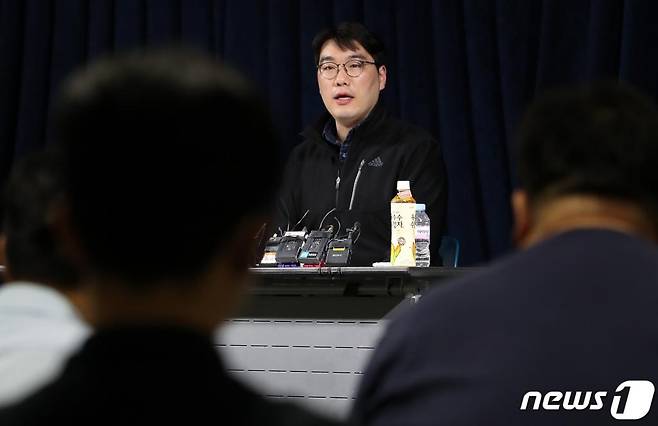 이종권 프로축구연맹 홍보팀장이 지난 5월 20일 오후 서울 종로구 신문로 축구회관에서 열린 FC서울의 홈구장 관중석에 설치된 '리얼돌' 논란과 관련해 프로축구연맹 상벌위원회를 마친 후 브리핑하고 있다. /사진=뉴스1