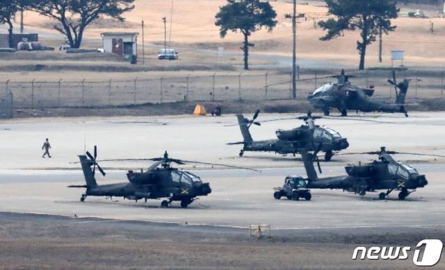 (평택=뉴스1) 조태형 기자 = 한미가 3월초 예정된 한미연합훈련은 신종 코로나바이러스 감염증(코로나19) 우려로 연기한다고 밝힌 27일 오후 경기도 평택 캠프 험프리스에서 헬기가 계류돼 있다. 2020.2.27/뉴스1