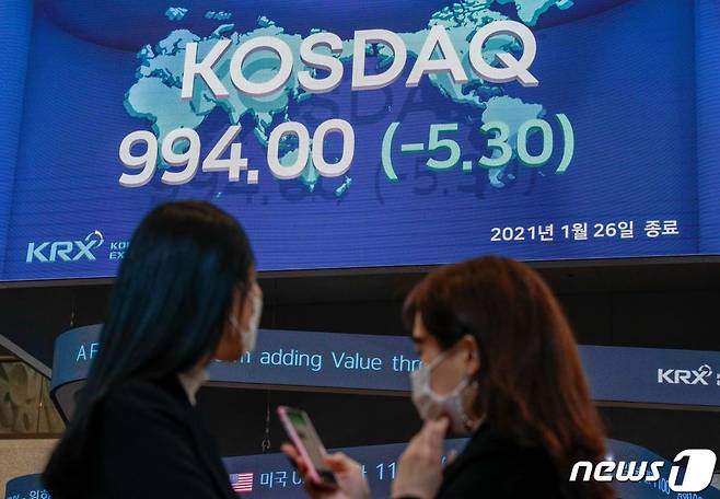 26일 오후 서울 여의도 한국거래소 전광판에 코스닥 지수가 전 거래일보다 5.30포인트(0.53%) 하락한 994.00을 나타내고 있다. /사진=뉴스1