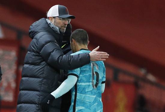 위르겐 클롭 리버풀 감독이 지난 24일(한국시간) 영국 맨체스터의 올드 트래포드에서 열린 2020-2021 잉글랜드 FA컵 4라운드 맨유와의 경기에서 후반전 교체돼 나오는 미드필더 티아고 알칸타라를 격려하고 있다. /사진=로이터