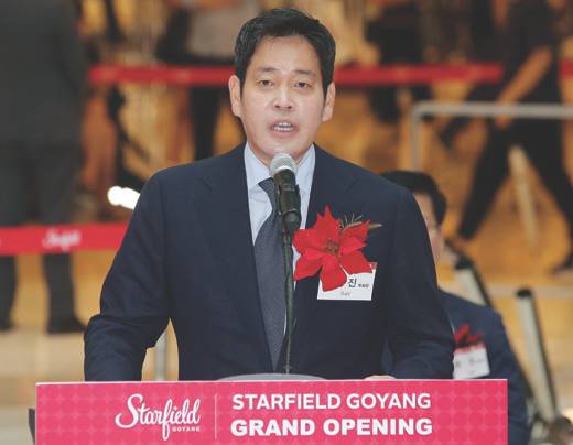 정용진 신세계그룹 부회장이 지난 2017년 12월, 스타필드 고양 오픈 기념식에서 축사를 하는 모습./사진=머니투데이