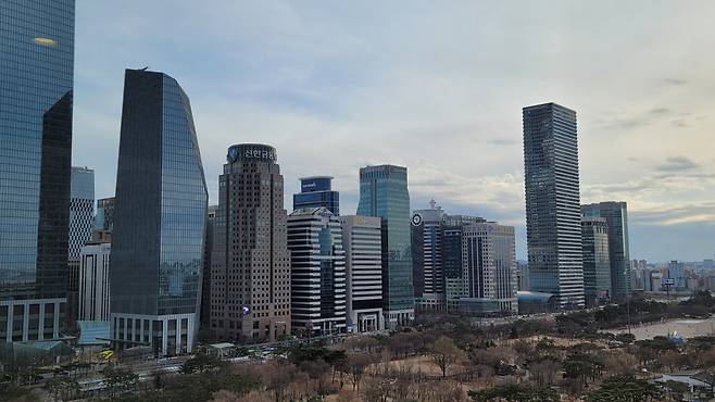 서울 영등포구 여의도 일대의 모습. 대형 오피스 빌딩이 들어서 있다. [사진=김은희 기자]