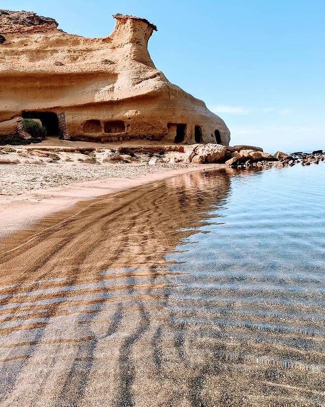 스페인 북동부 로스 코세도레스 해변의 여름