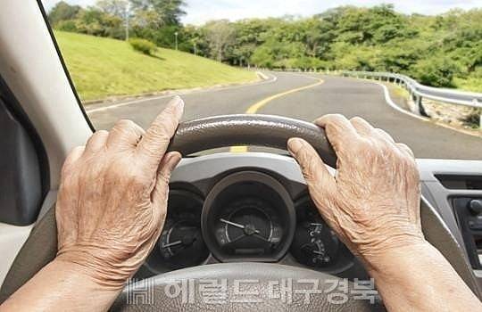 봉화군이 '고령자 운전면허증 자진반납 교통지원제도'를 추진한다(사진은 특정 기사내용과 관계없음)