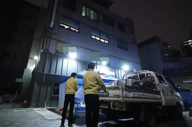 26일 오후 광주 광산구 운남동 광주TCS국제학교에서 방역당국 관계자가 현장상황실을 설치하고 있다. 방역 당국은 학생 122명이 합숙한 이곳에서 100명이 신종 코로나바이러스 감염증(코로나19)에 확진됐다고 밝혔다. [연합]