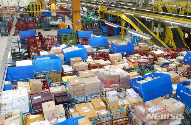 [제주=뉴시스]우장호 기자 = 지난해 설을 앞두고 제주시 노형동 제주우편집중국에 쌓인 택배물품들.